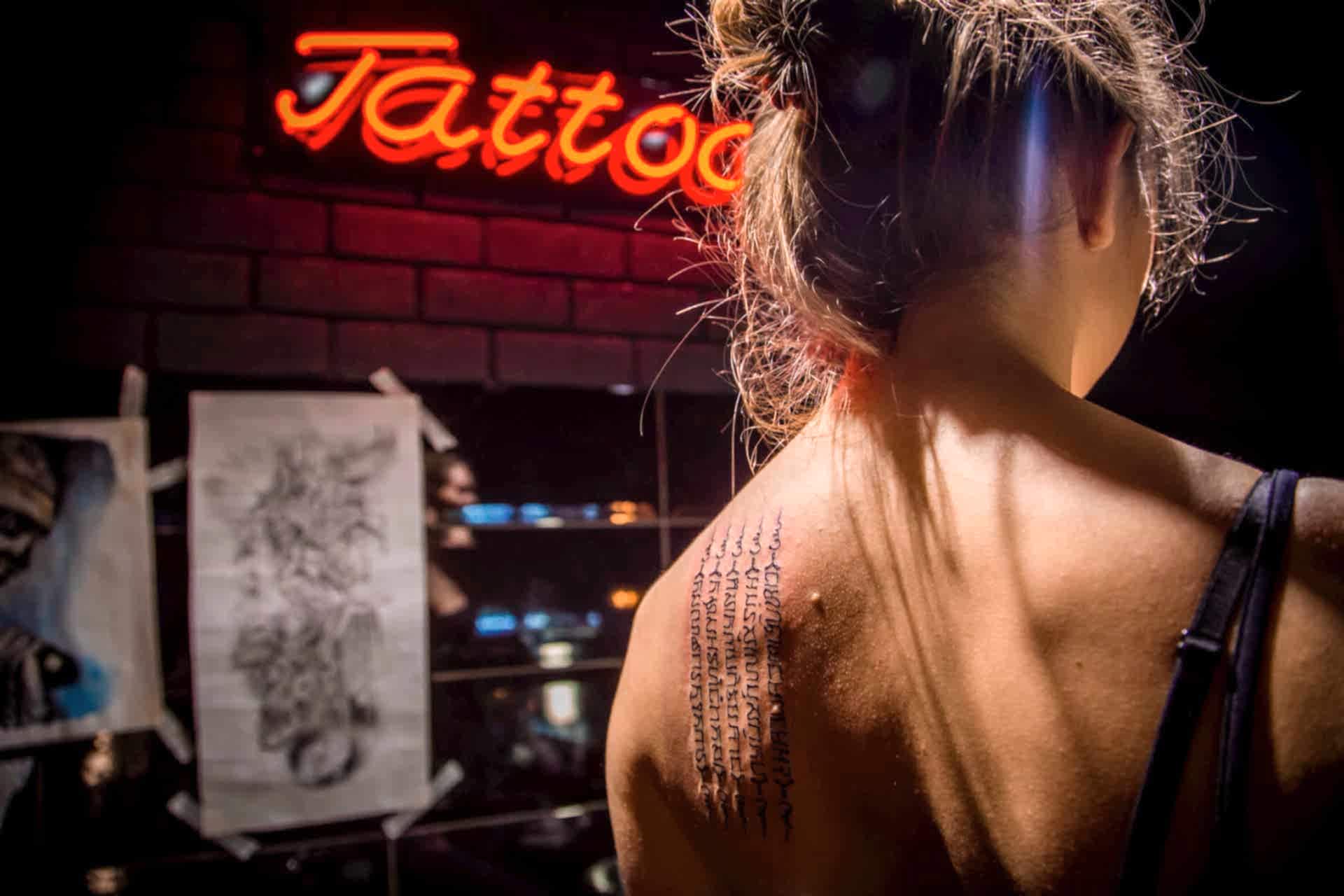 Нанесение татуировки в Oldboy Barbershop