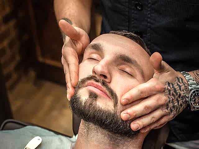 Королевское Бритьё в Oldboy Barbershop: Нанесение масла