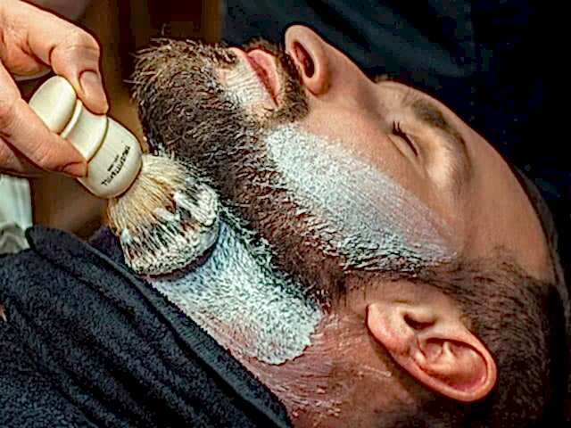 Королевское Бритьё в Oldboy Barbershop: Нанесение пены