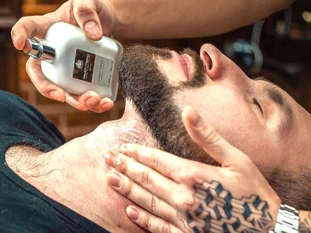 Королевское Бритьё в Oldboy Barbershop: Нанесение средства после бритья