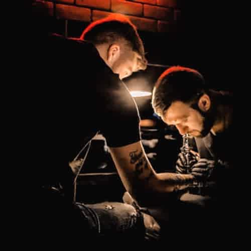 Нанесение татуировки в Oldboy Barbershop