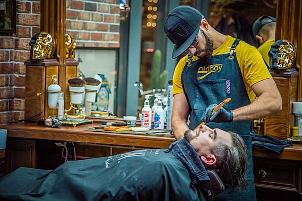 Опасное бритье: логотип OldBoy с бритвой Опасное бритье: логотип OldBoy с бритвой